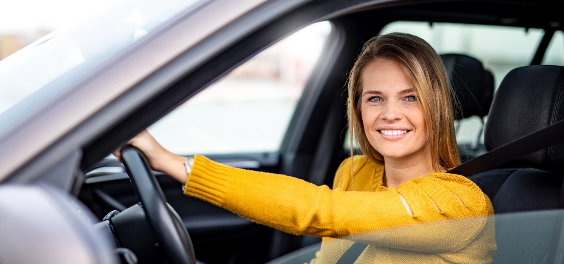 Zadowolona kobieta za kierownicą samochodu